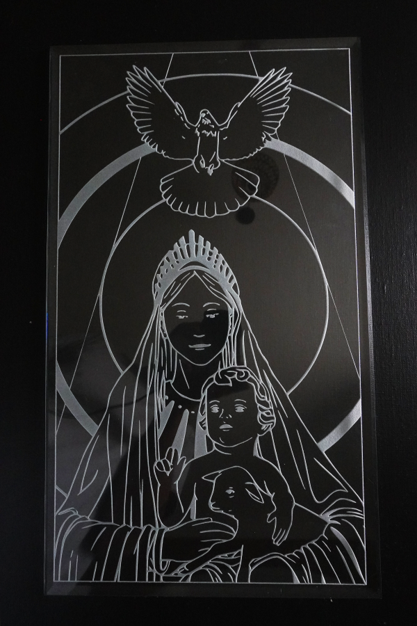 DSC00244 Grand buste avec biseau de la Vierge Marie portant l’agneau et l’enfant Jesus.