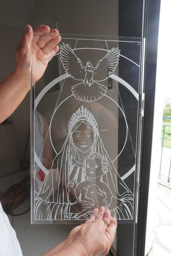 DSC00250 Grand buste avec biseau de la Vierge Marie portant l’agneau et l’enfant Jesus.