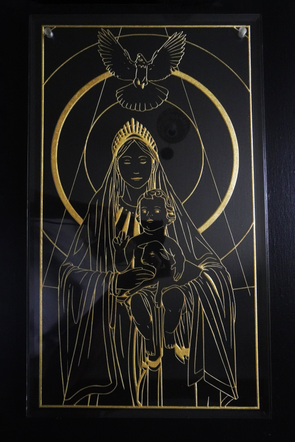 DSC00253 Grand buste Or avec biseau et trous de la Vierge Marie portant l’agneau et l’enfant Jesus.